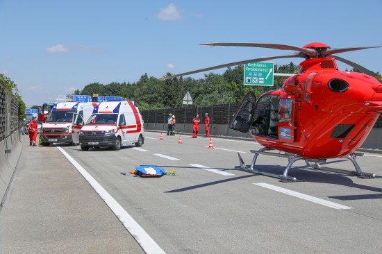 Drei teils Schwerverletzte bei schwerem Verkehrsunfall auf Westautobahn in Sattledt