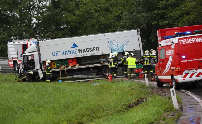 Schwerer Unfall mit LKW auf Gmundener Strae in Laakirchen