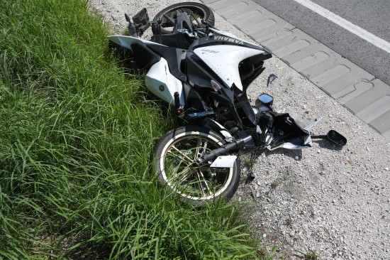 Kollision zwischen Auto und Motorrad auf Salzkammergutstrae in Regau