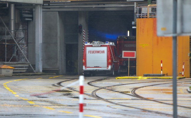 Betriebsfeuerwehr bei Brand in Papierfabrik in Ansfelden im Einsatz
