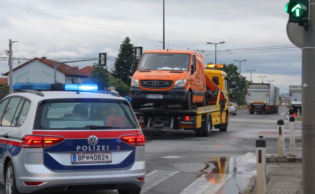 Schwerer Crash zwischen LKW und Kleintransporter in Traun