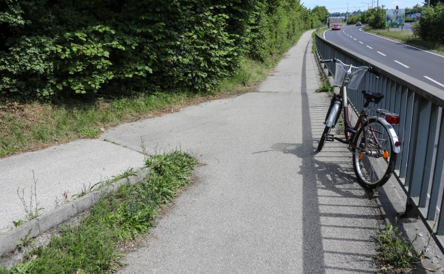 Radfahrerin bei Unfall in Wels-Pernau schwer verletzt