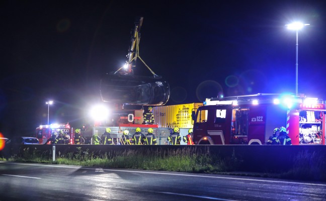 Blechsalat nach Unfall mit Autotransporter auf Westautobahn bei Ohlsdorf