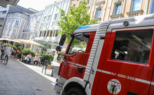 Einsatz der Feuerwehr bei Kleinbrand in Geschftslokal in Wels-Innenstadt