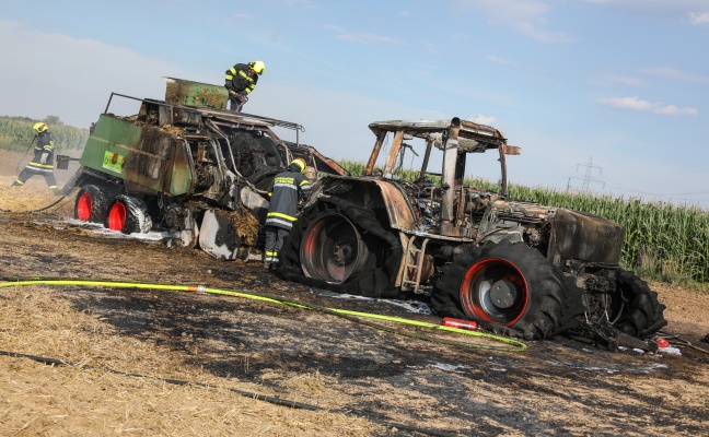 Traktor samt Strohballenpresse auf Feld in Edt bei Lambach in Flammen aufgegangen