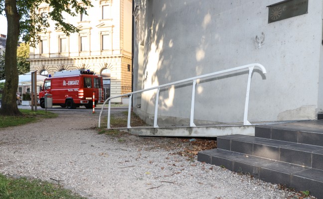 Katze unter Eingangsrampe in Wels-Innenstadt sorgt für Einsatz der Feuerwehr