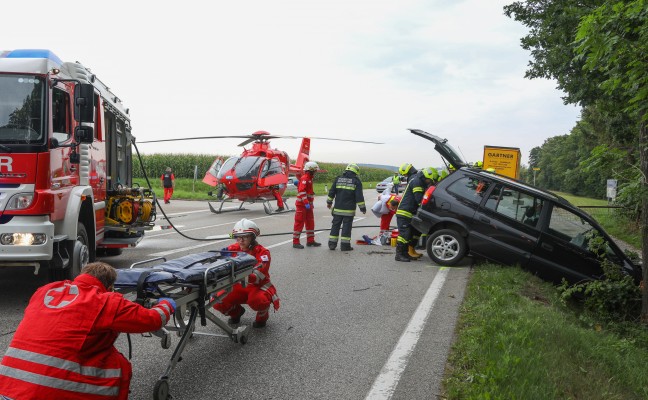 Notarzthubschrauber nach schwerem Verkehrsunfall auf Wiener Straße bei Lambach im Einsatz