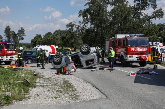 Schwerer Kreuzungscrash mit drei beteiligten Autos in Gaspoltshofen