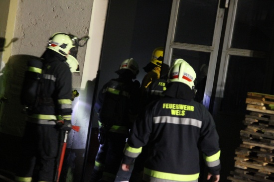 Feuerwehr bei Kleinbrand in einer Montagehalle im Einsatz