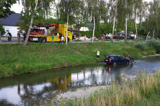 Auto in Bad Schallerbach mit Unterstützung der Feuerwehr aus der Trattnach geborgen