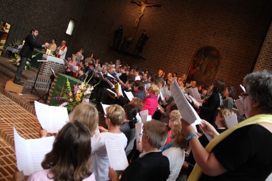 Großer Chor der Chorsingwoche für Kirchenmusik zu Gast in Wels