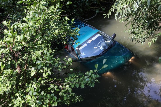 Auto landete in Allhaming versehentlich im Sipbach