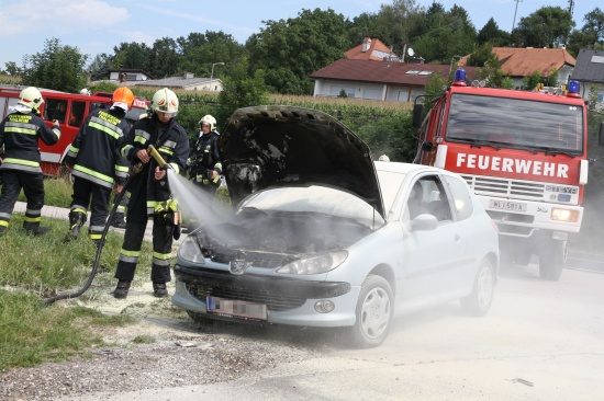 Feuerwehr bei Fahrzeugbrand in Thalheim bei Wels im Einsatz