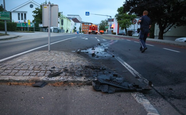 Auto kollidierte in Thalheim bei Wels mit Verkehrsinsel und verursachte lange Ölspur