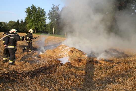 Feuerwehr löschte brennenden Strohballen auf abgeerntetem Feld