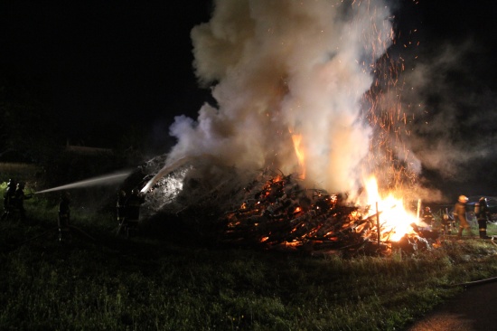 Feuerwehren löschten brennenden Holzstapel in Pichl bei Wels