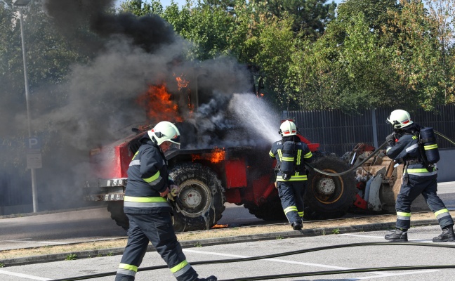 Radlader auf Parkplatz eines Supermarktes in Wels-Pernau in Vollbrand