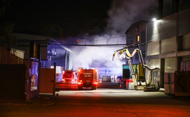Brand eines Containers auf Betriebsgelnde eines Gewerbebetriebs in Wels-Pernau