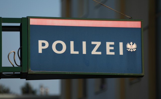 Schlgerei mit Holzstiel bei gescheiterter Aussprache unter Albanern vor Wettlokal in Wels