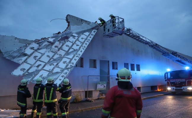 Teile der Fassade drohten nach begonnenem Abbruch eines Stadions in Wels-Lichtenegg abzustrzen