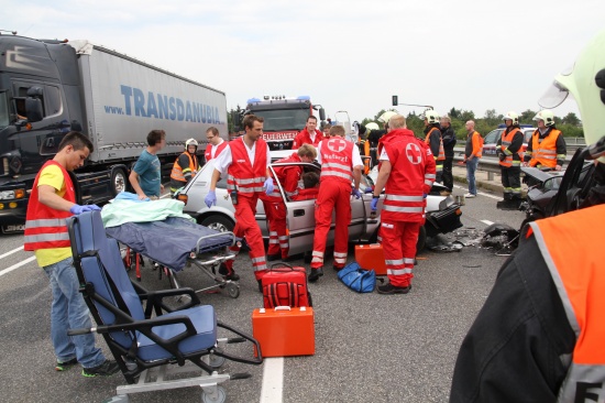 Fünf Verletzte bei Verkehrsunfall mit eingeklemmter Person in Marchtrenk