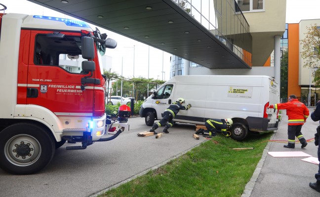 Kleintransporter nach missglcktem Wendemanver vor Klinikum in Wels-Neustadt aufgesessen