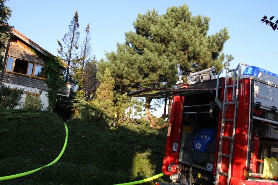 Feuerwehr verhindert Übergreifen der Flammen auf ein Wohnhaus