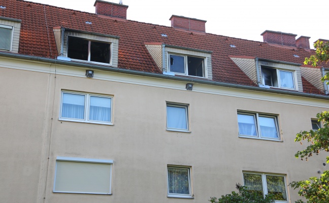 Mieter (57) bei Brand einer Dachgeschowohnung in Enns verletzt