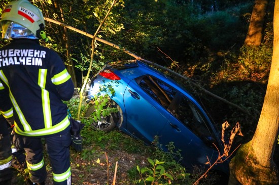 Abgestelltes Auto in Thalheim bei Wels fhrerlos in den Thalbach gerollt