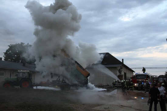 Feuerwehren bei Brand auf einem Bauernhof in Eberstalzell im Einsatz