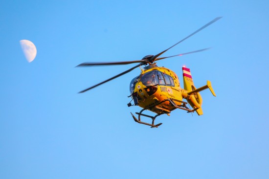 Rettung und Notarzthubschrauber nach Sturz vom Traktoranhnger in Allhaming im Einsatz