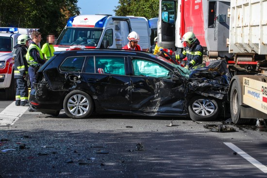 Schwerer Verkehrsunfall zwischen PKW und zwei LKW in Wels-Schafwiesen