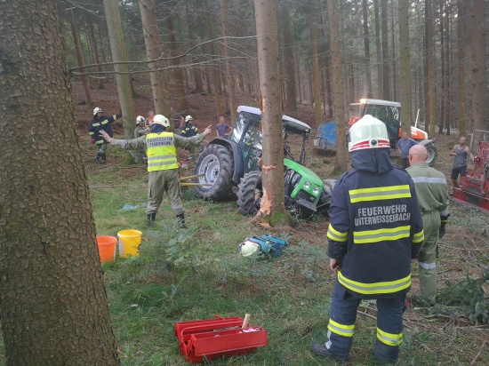 Schwerverletzter nach Traktorüberschlag in Unterweißenbach