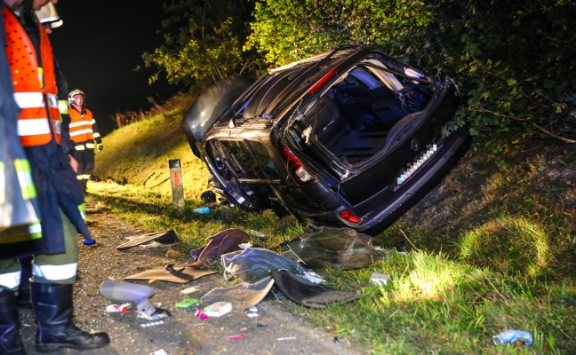 Verletzter Unfalllenker nach schwerem Verkehrsunfall in Offenhausen davongelaufen