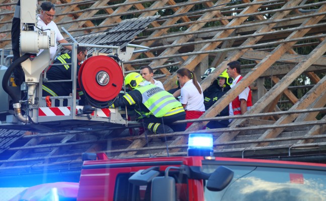 Verletzter Patient mit Teleskopmastbühne der Feuerwehr von Dachboden gerettet