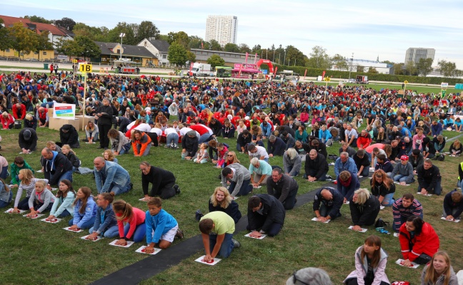 5.500 Menschen bei Weltrekordversuch im Reanimationstraining in Wels