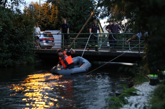 Feuerwehr fischte mit Hilfe eines Schlauchbootes ein Moped aus dem Mühlbach