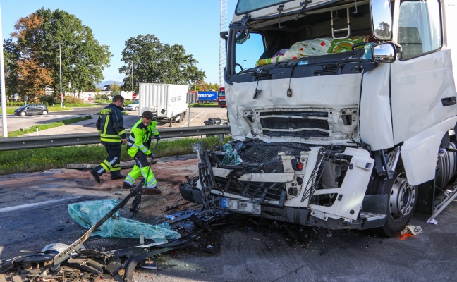 Vier LKW auf Westautobahn bei Ansfelden kollidiert