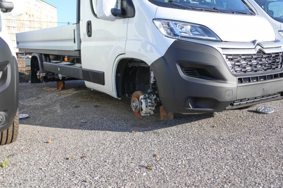 Dreister Diebstahl bei Autohaus in Wels-Neustadt - Reifen und Scheibenwischer abmontiert