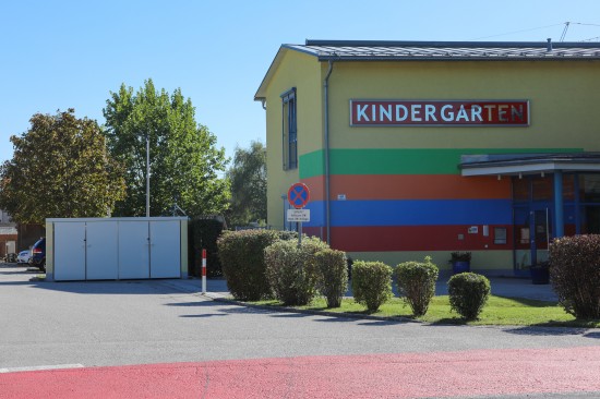 Kind in Auto eingeschlossen - Feuerwehr zur Personenrettung nach Lambach alarmiert
