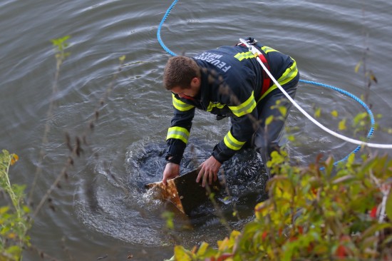 Bergung eines Tresors aus Teich der Freizeitanlage Wimpassing in Wels-Vogelweide