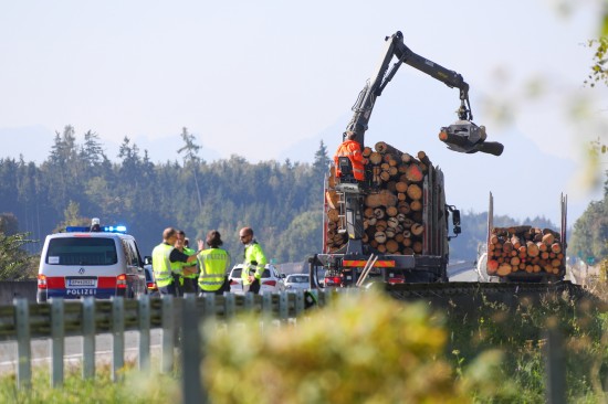 Holztransporter verlor auf Westautobahn bei Eggendorf im Traunkreis mehrere Baumstmme