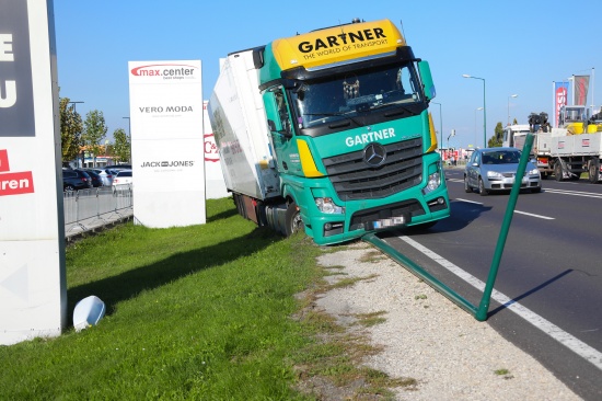 Sattelzug in Wels-Waidhausen von Strae abgekommen und Straenbeleuchtung gerammt