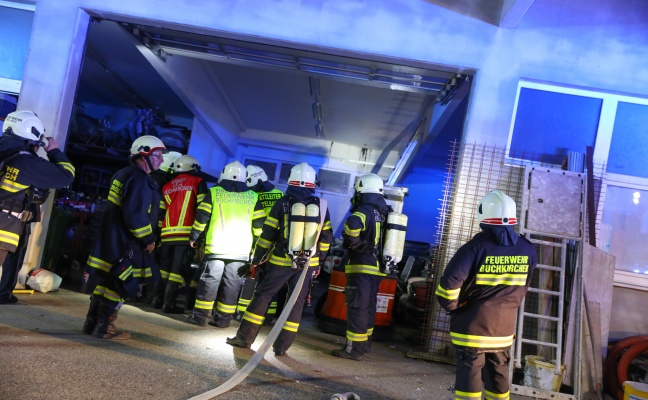 Brand im Dachbereich einer Werkstättenhalle in Buchkirchen