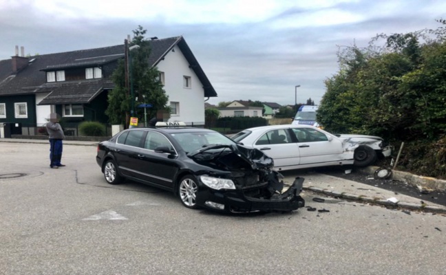 Kreuzungskollision zwischen PKW und Taxi in Wels-Pernau