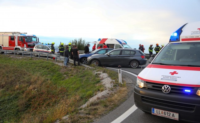 Verkehrsunfall zwischen zwei Autos in Kronstorf fordert zwei Verletzte