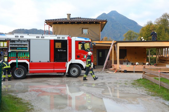 Feuerwehr bei Brand auf Baustelle in Grünau im Almtal im Einsatz
