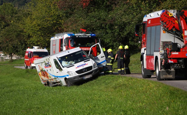 Tiefkühlkleintransporter in Micheldorf in Oberösterreich von Straße abgekommen und umgestürzt