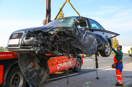 Schwere Kollision zwischen PKW und LKW auf Wiener Strae in Marchtrenk