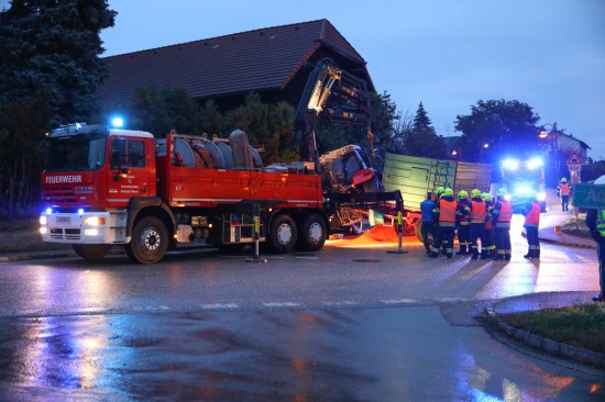 Traktorgespann bei Maistransport in Alkoven verunfallt